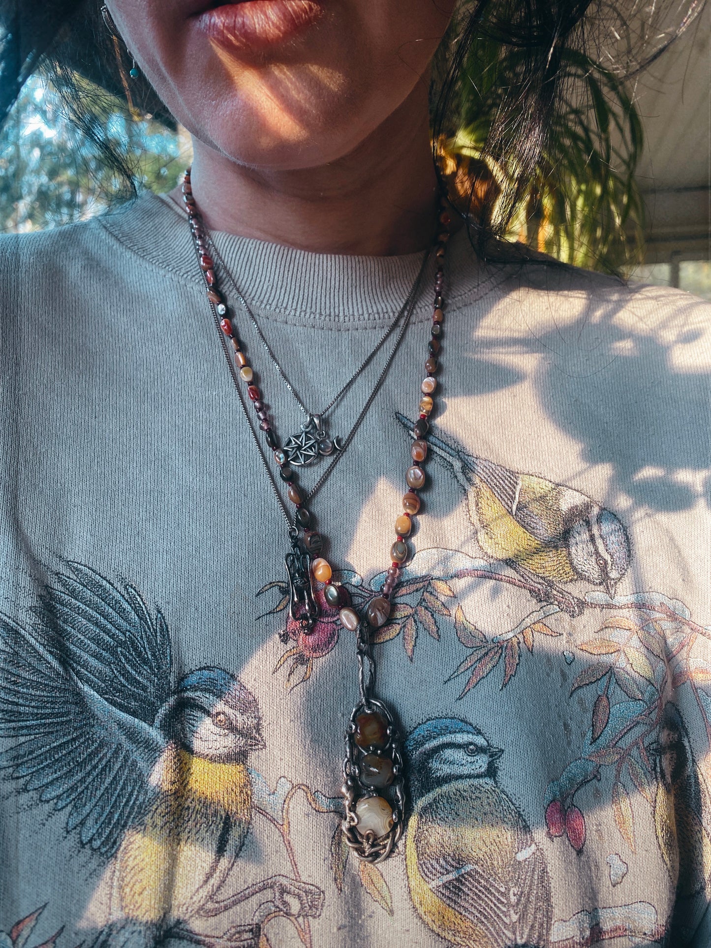 ꩜ volua ꩜ tri-light lace agate pendant on oval shimmer mineral beads