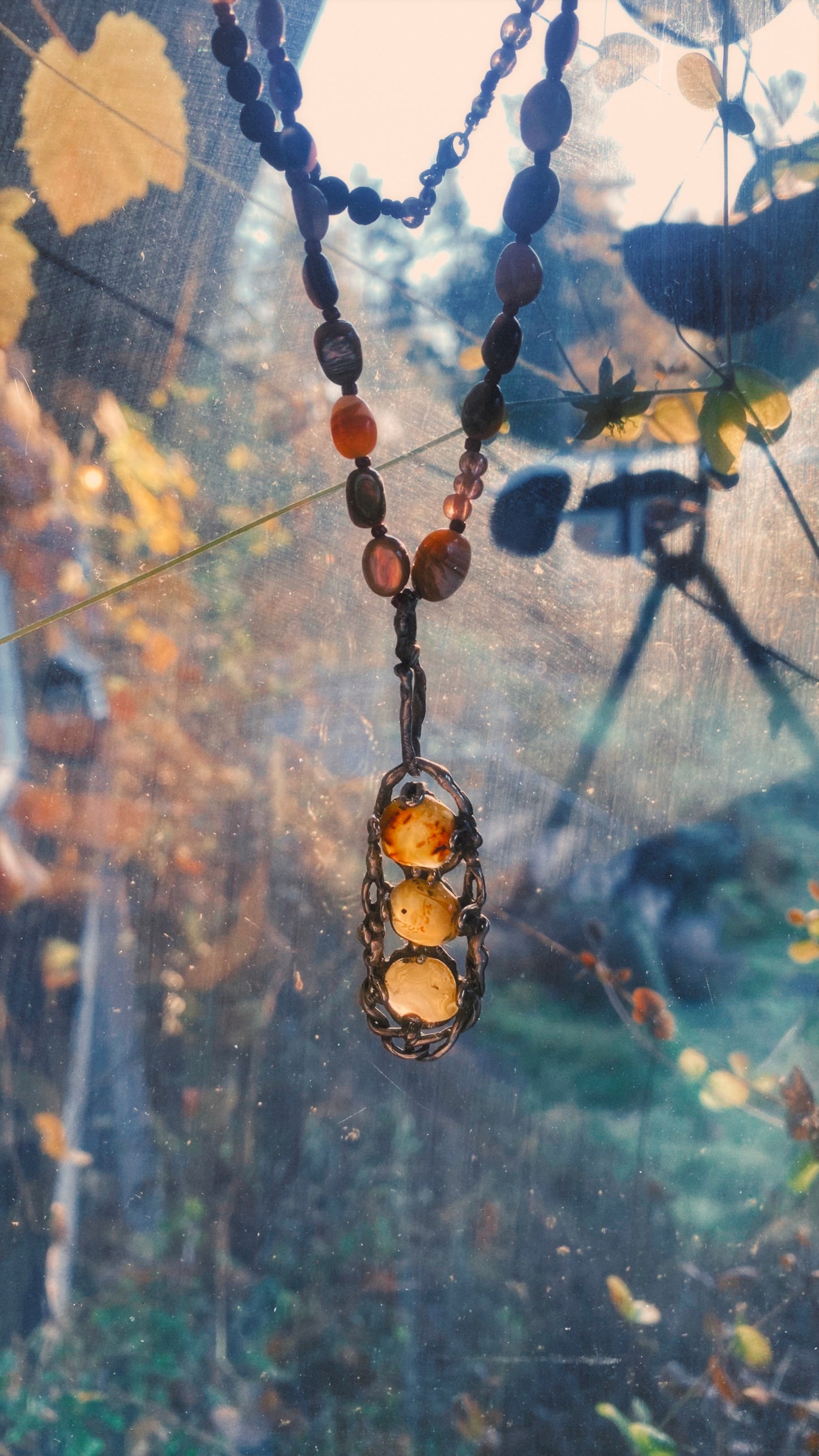 ꩜ volua ꩜ tri-light lace agate pendant on oval shimmer mineral beads