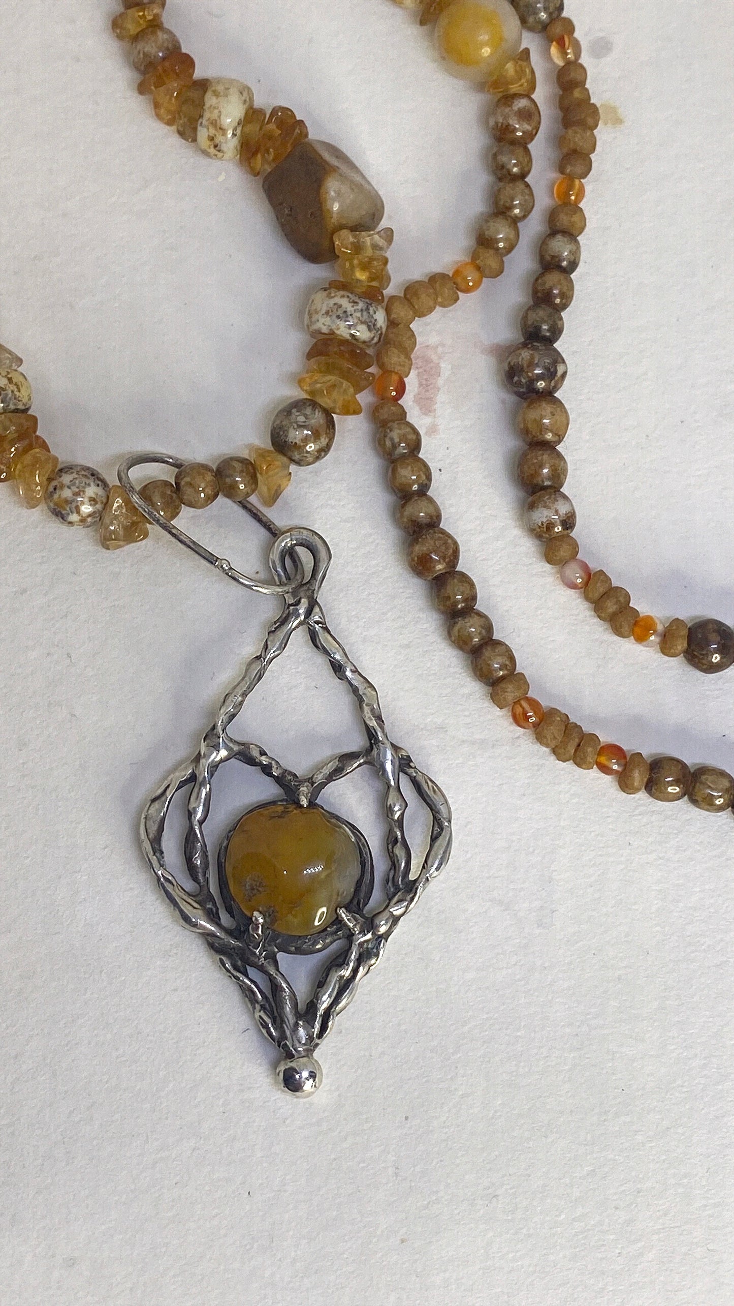 ꩜ volua ꩜ honey glow agate pendant on earthen love mineral strand