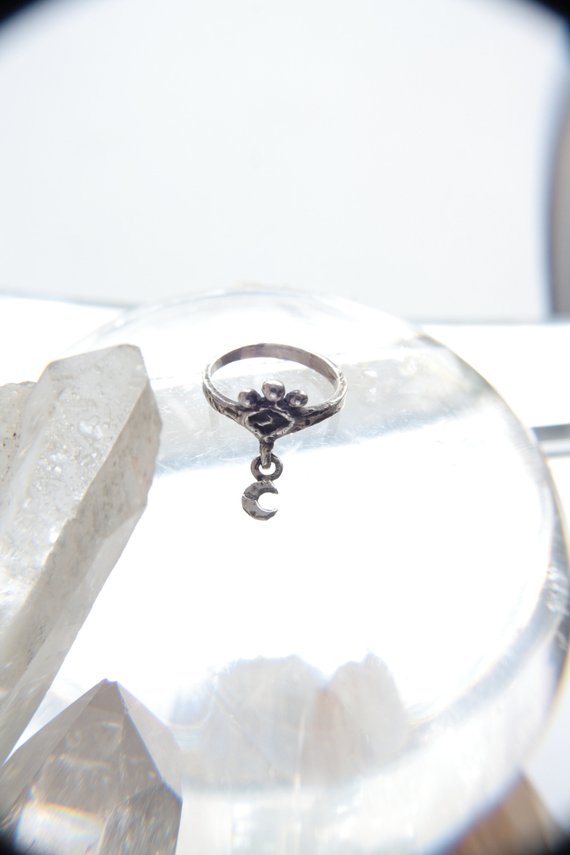 mini moon ring // 'dangle lune'