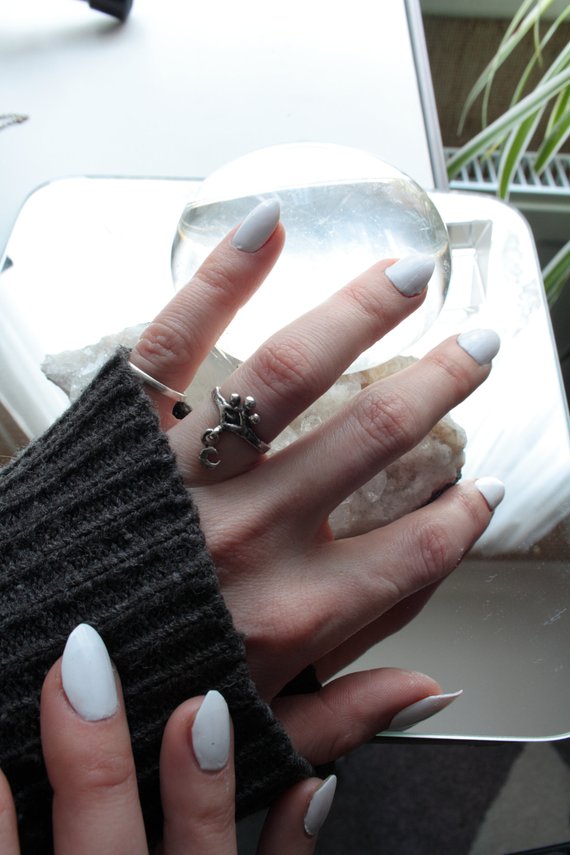 mini moon ring // 'dangle lune'