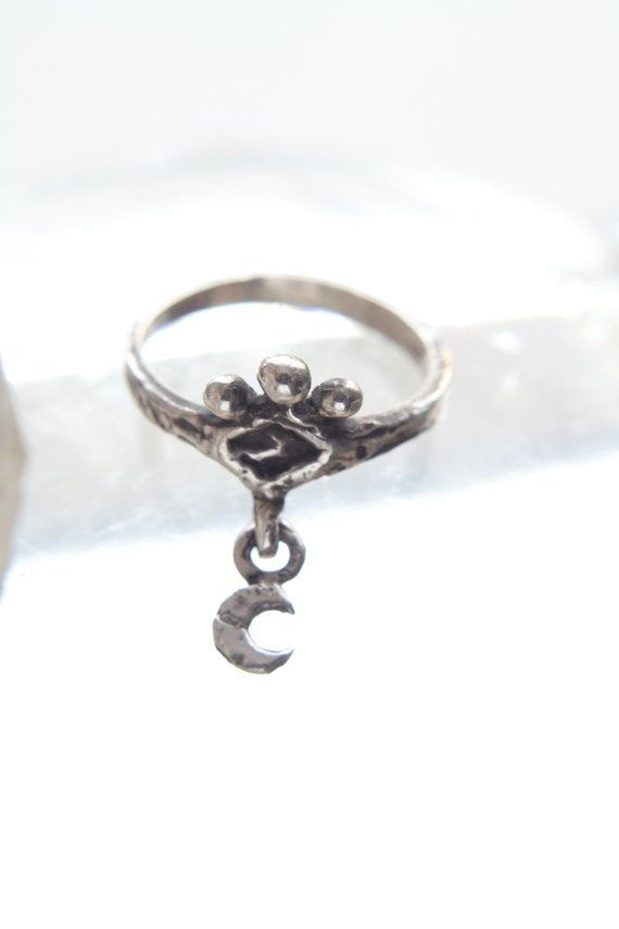 mini moon ring // 'dangle lune'