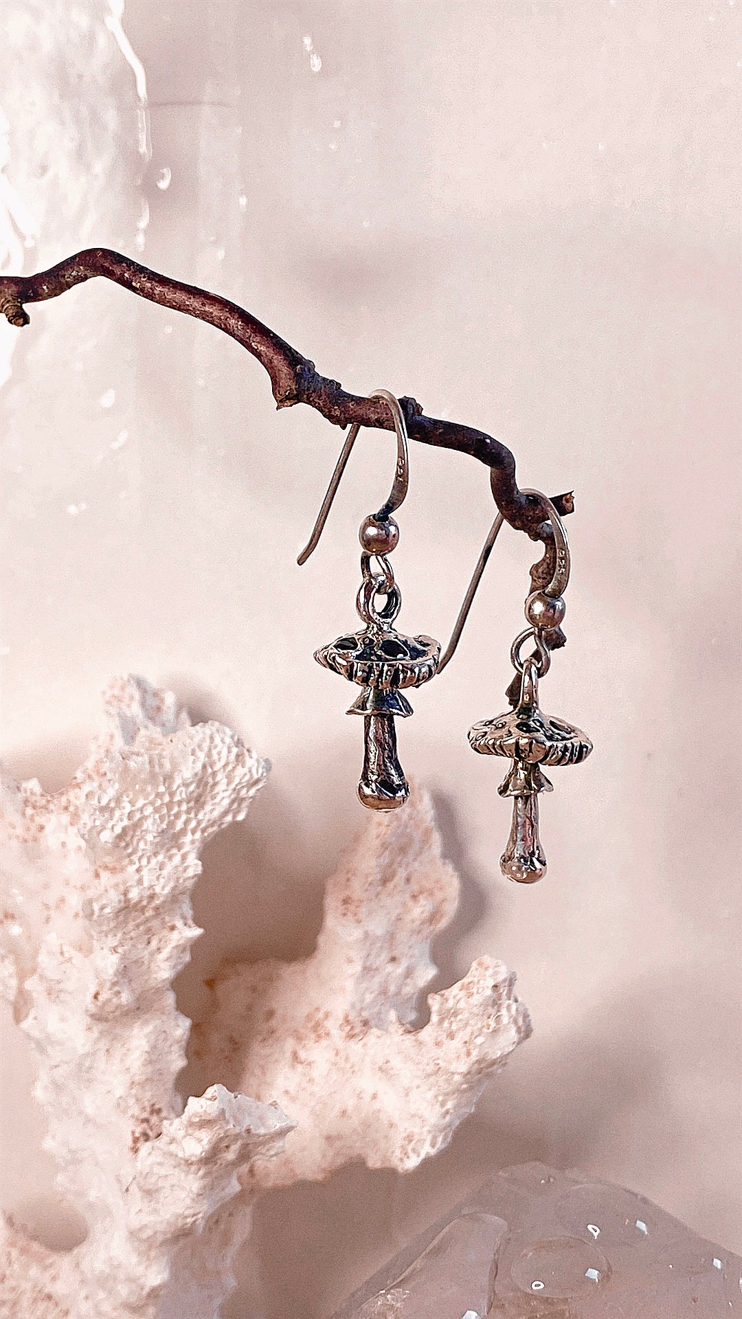 amanita muscaria earrings // garnet mushroom silver earrings flugsvamp