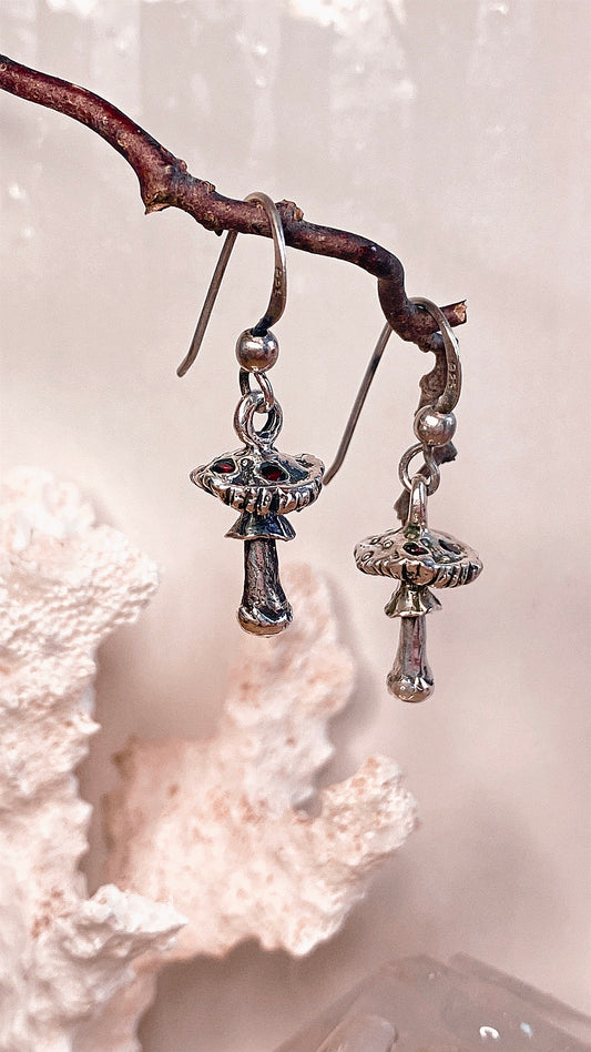 amanita muscaria earrings // garnet mushroom silver earrings flugsvamp