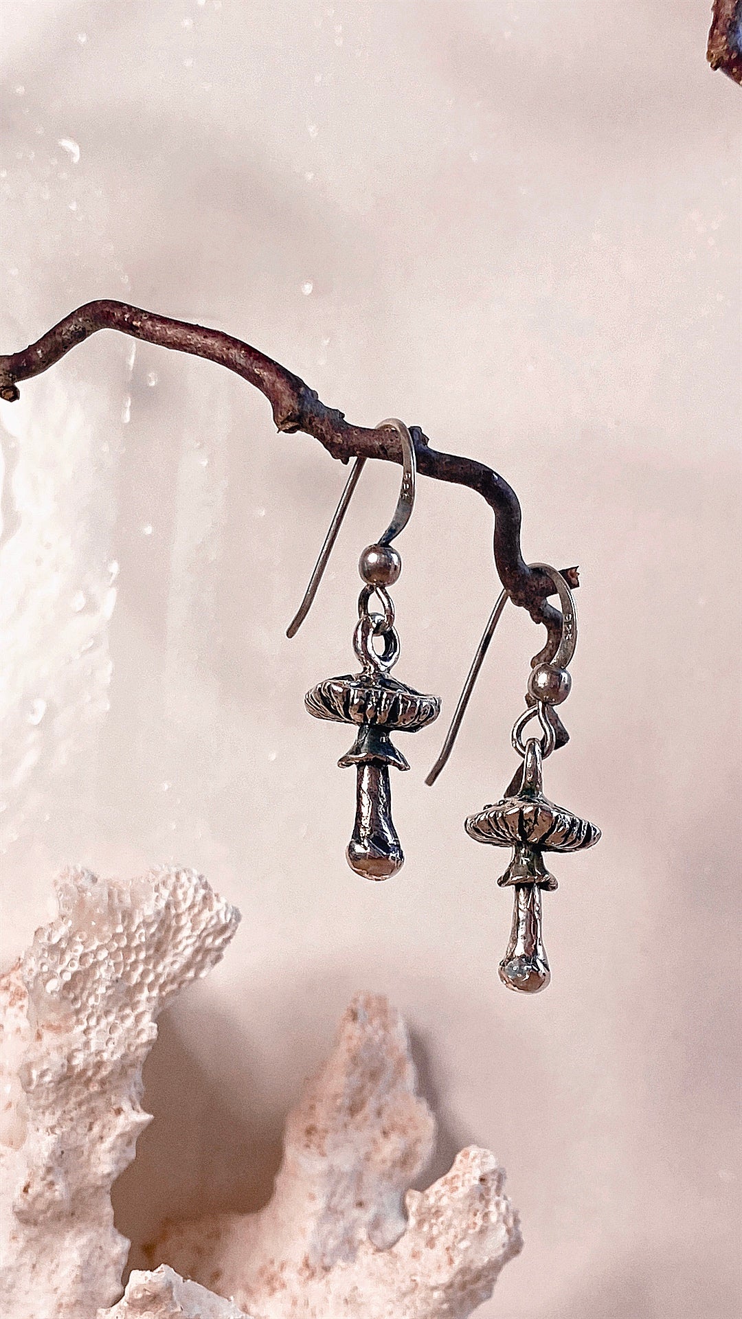 amanita muscaria earrings // garnet mushroom silver earrings flugsvamp