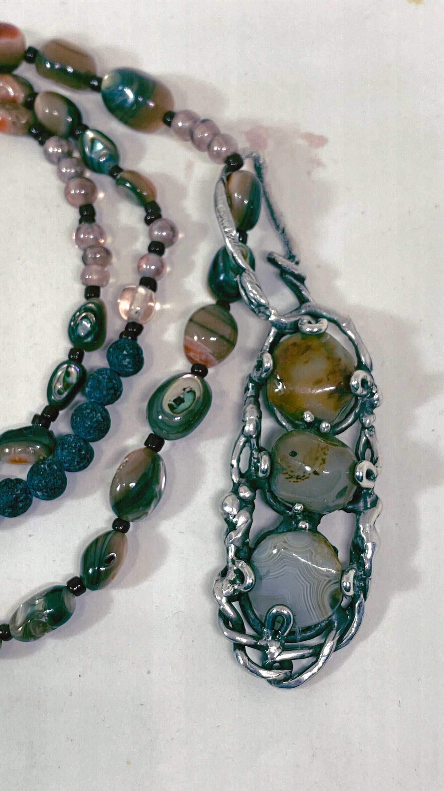 ꩜ volua ꩜ tri-light lace agate pendant on oval shimmer mineral beads