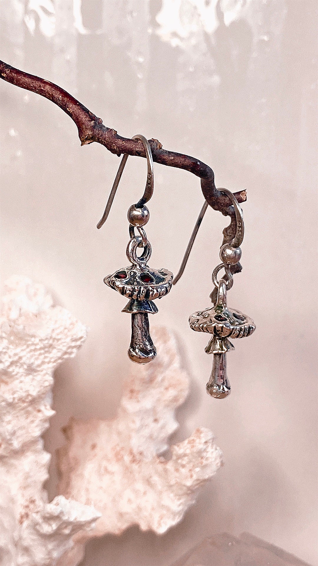 amanita muscaria earrings // garnet mushroom silver earrings flugsvamp