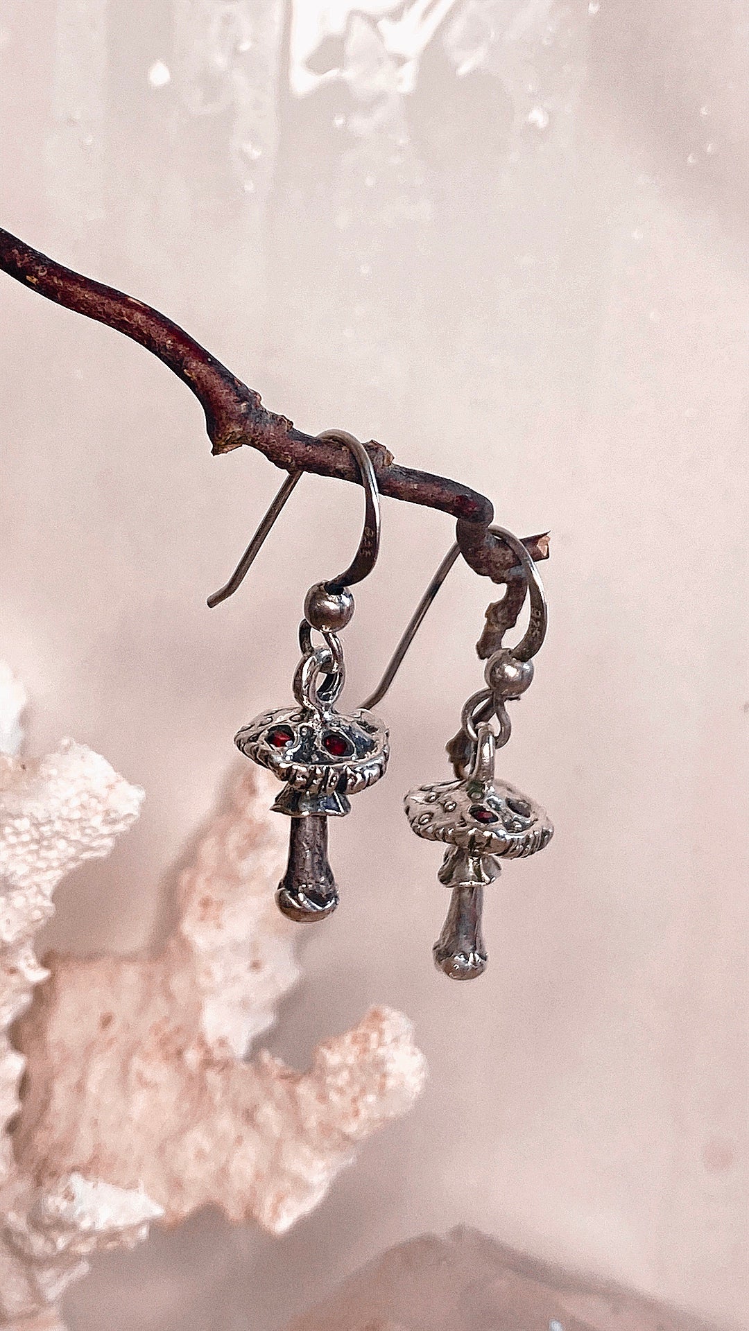 amanita muscaria earrings // garnet mushroom silver earrings flugsvamp