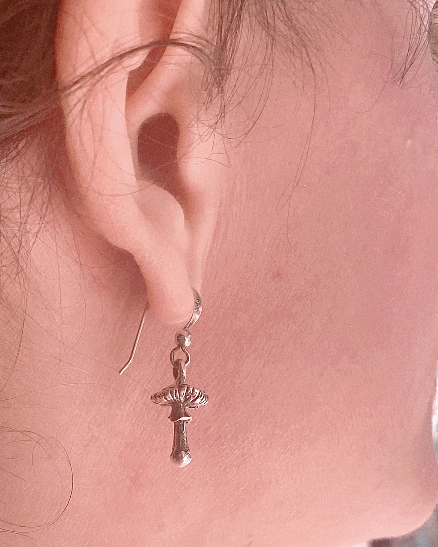 amanita muscaria earrings // garnet mushroom silver earrings flugsvamp