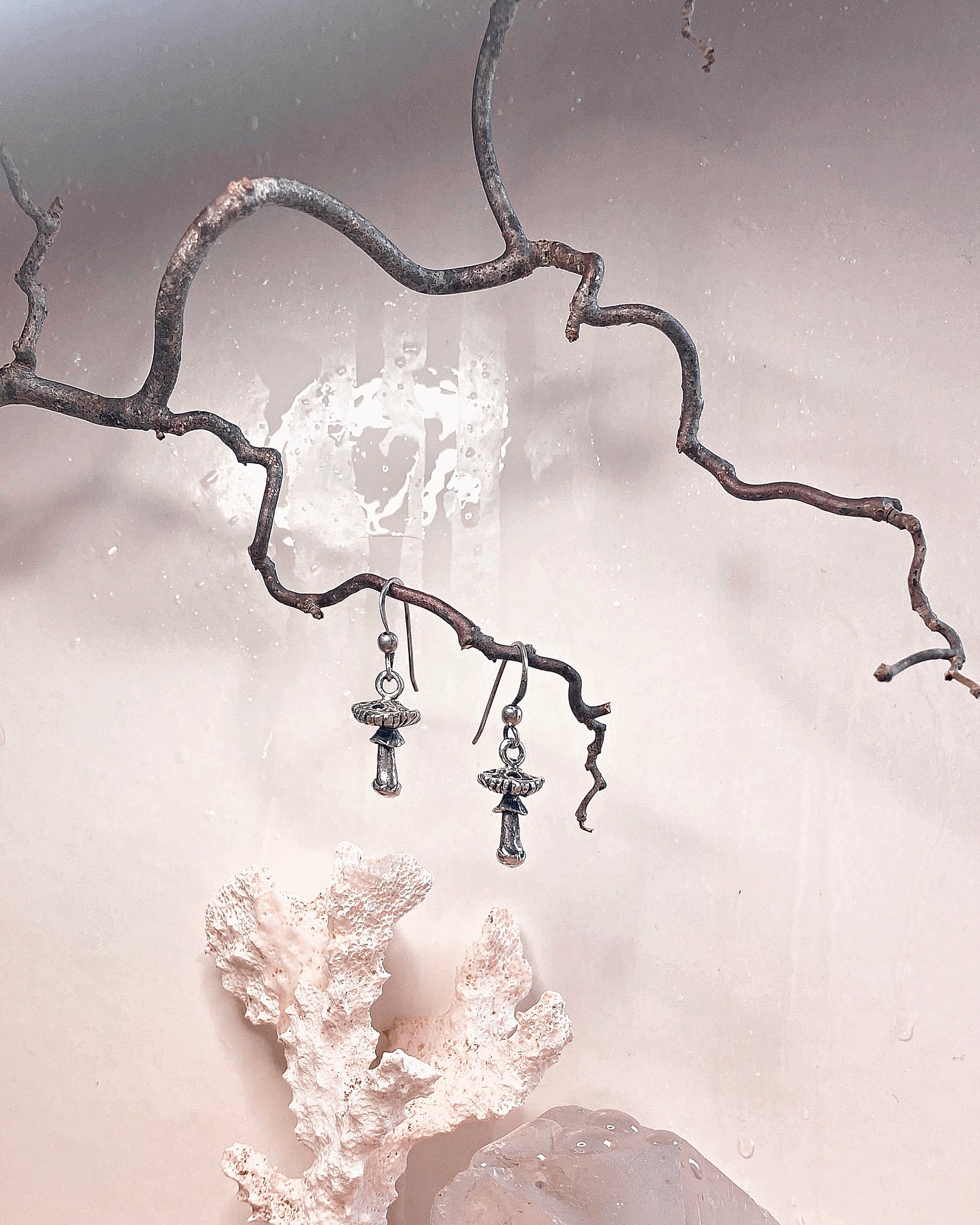 amanita muscaria earrings // garnet mushroom silver earrings flugsvamp