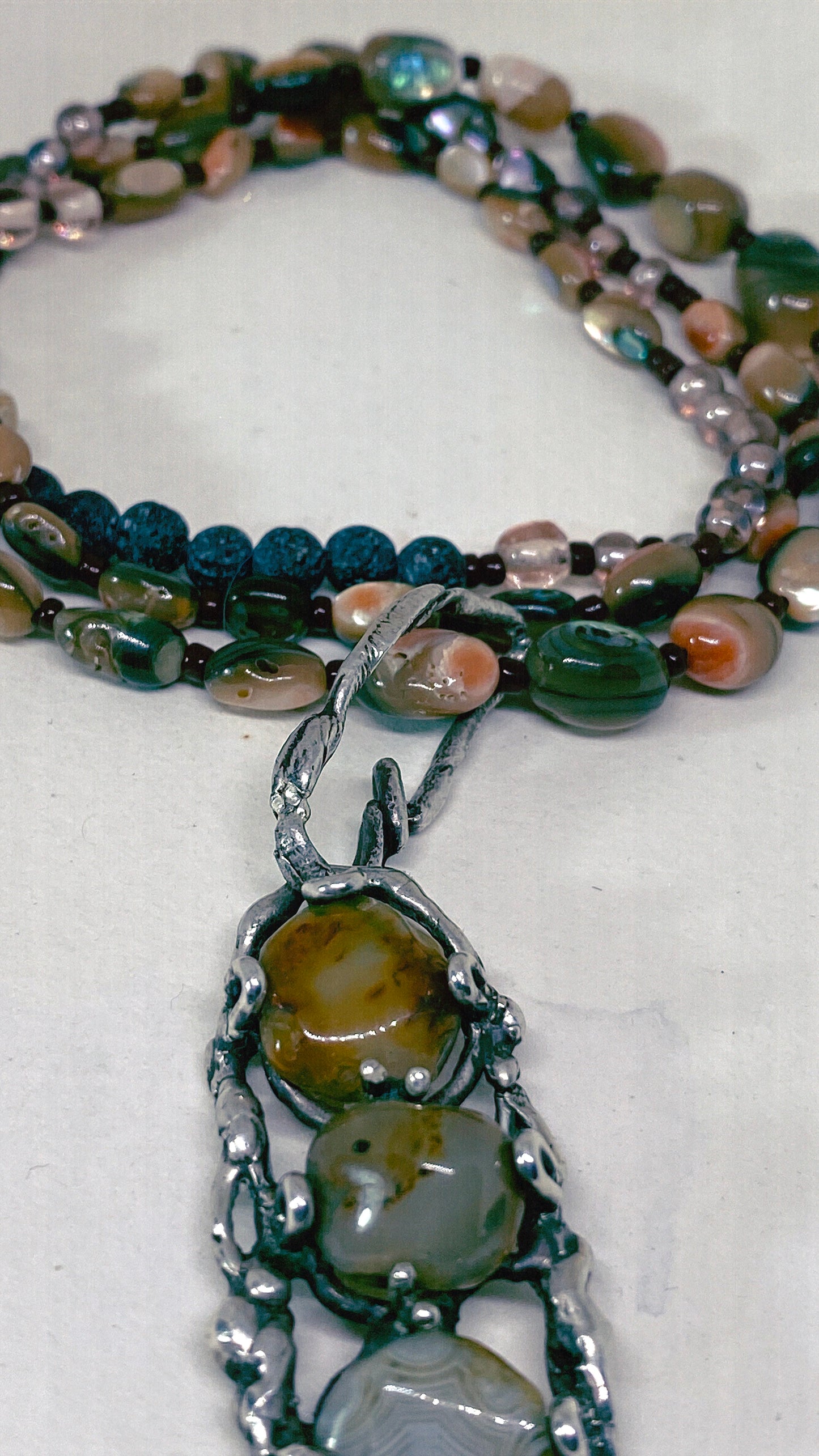 ꩜ volua ꩜ tri-light lace agate pendant on oval shimmer mineral beads