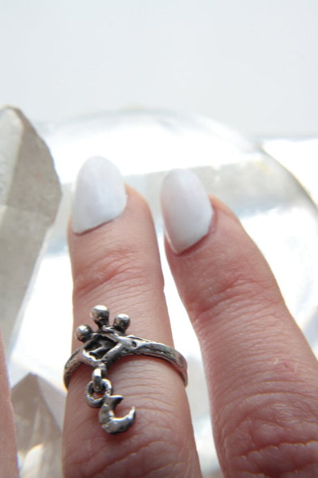 mini moon ring // 'dangle lune'